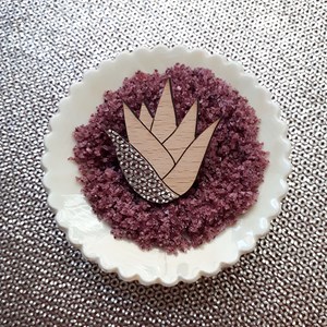 Broche aloe mordore en bois et cuir