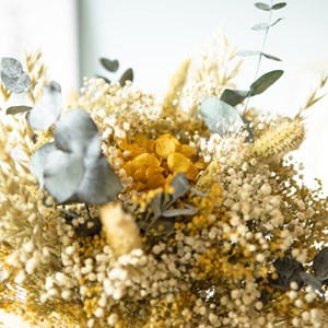Bouquet de fleurs séchées jaune