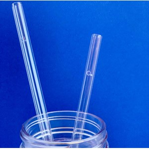 Pochette de 6 pailles en verre et 1 goup