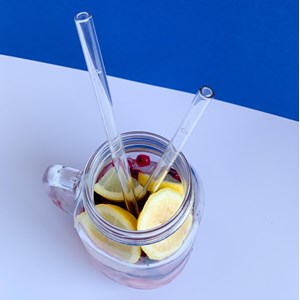 Pochette de 6 pailles en verre et 1 goup