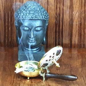 Grand encensoir bronze gravé manche bois