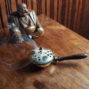 Grand encensoir bronze gravé manche bois