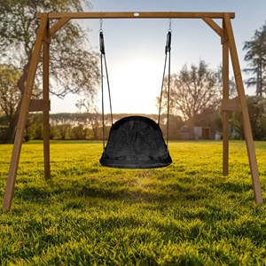 Portique en bois marron avec balançoire