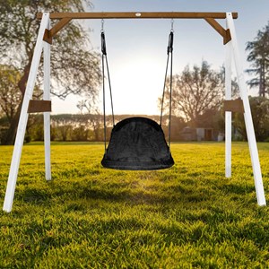 Portique en bois marron avec balançoire