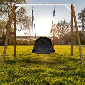 Portique en bois marron avec balançoire