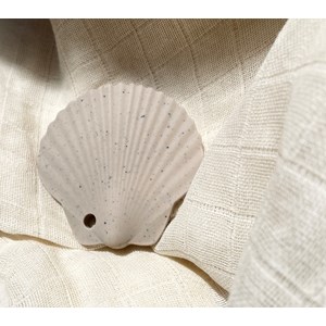 Hochet de dentition coquillage beige