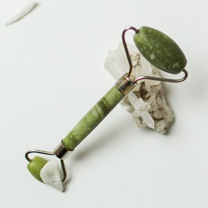 Rouleau de massage visage en jade vert