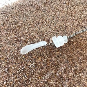 Collier presqu'île en verre de mer blanc