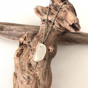 Pendentif île en verre de mer blanc