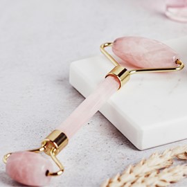 Rouleau masseur visage en quartz rose