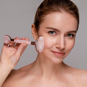 Rouleau masseur visage en quartz rose