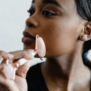 Rouleau masseur visage en quartz rose