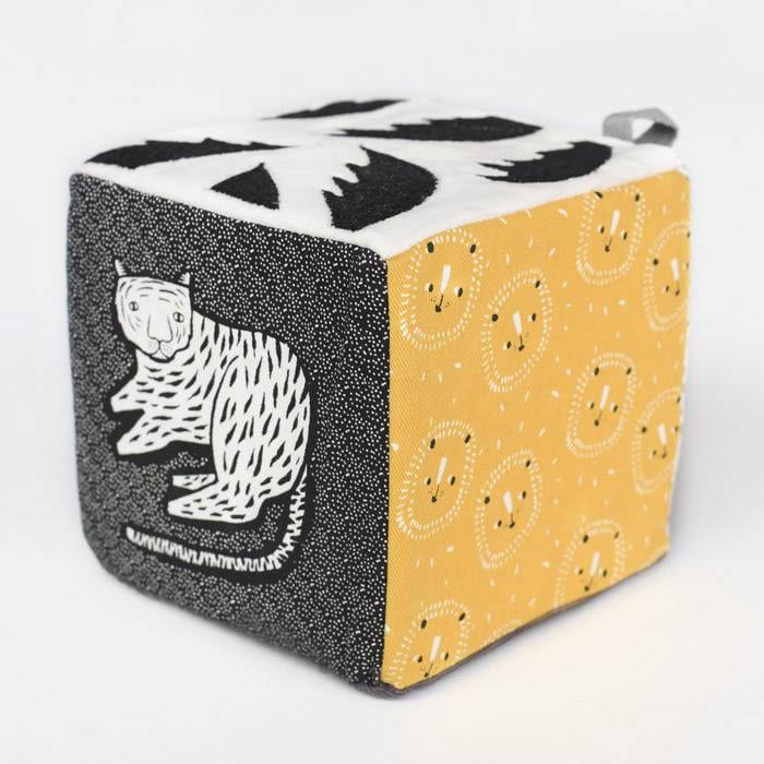 Cube en tissu sensoriel  jungle (Wee Gallery) - Image 1