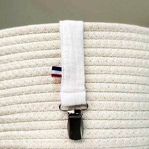 Attache tétine en coton bio teddy blanc