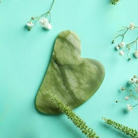 Gua sha en pierre de jade vert + housse