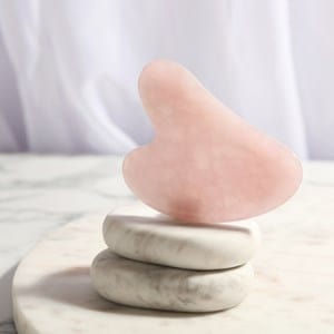 Gua sha en quartz rose + housse