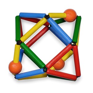 Hochet en bois grabber multicolore