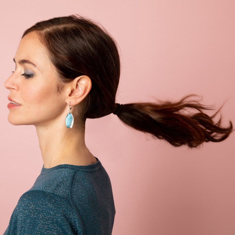 Boucle d'oreille mini-pétale pétrole