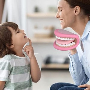 Bouche avec langue géante