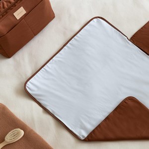 Tapis à langer baby on the go clay