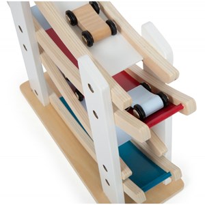 Ce circuit de voiturettes en bois