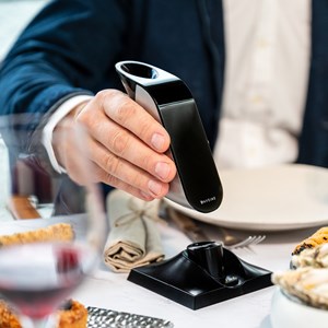 Aérateur de vin instantané et connecté
