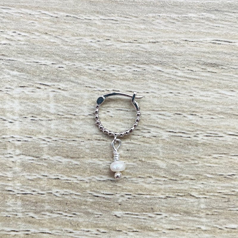 Mini créole boules perle blanche argent