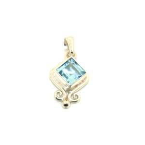 Pendentif topaze bleu facetté