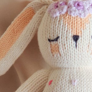 Hochet lapin tricoté