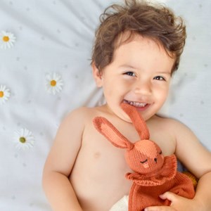 Doudou attache-tétine lapin terracota