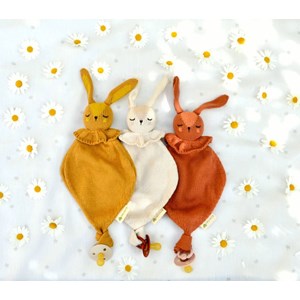 Doudou attache-tétine lapin terracota