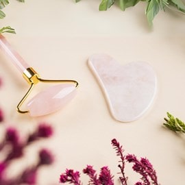 Gua sha et rouleau visage en quartz rose