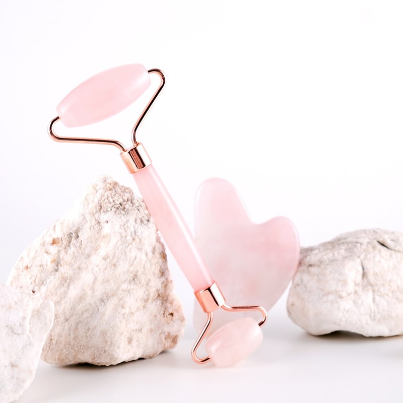Gua sha et rouleau visage en quartz rose