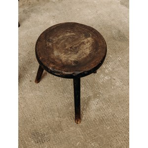 Regis, le tabouret tripode en bois n°409