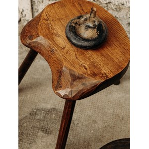 Regis, le tabouret brutaliste n°410