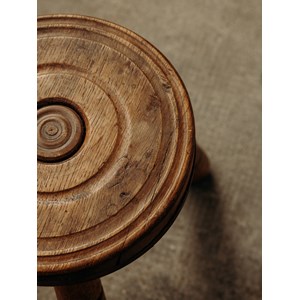 Regis, le tabouret en bois gravé n°411