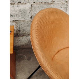 Jakob, le fauteuil orange en tissu n°286
