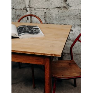 Romy, la table à manger en bois n°237