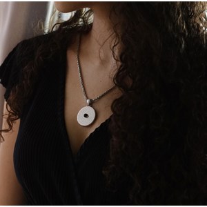 Pendentif en argent martelé mudgara