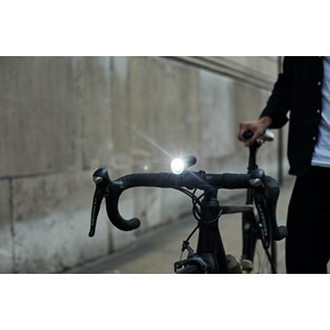 Phare avant avec laser de signalisation