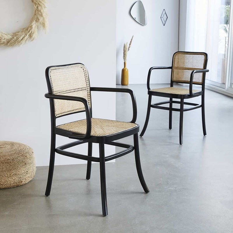Berah Getah - Lot 2 chaises accoudoirs acajou cannage