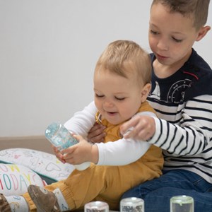 Bouteille sensorielle coquillages jaunes