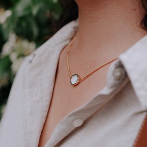 Collier hexalia en pierres howlite