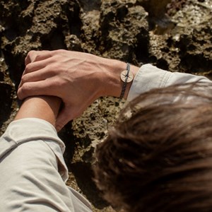 Bracelet gris et blanc