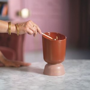 Bougie iconic color 220g iris cachemire