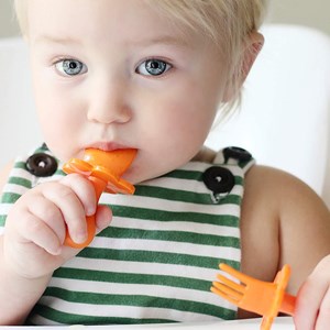 Fourchette et cuillère faciles à tenir