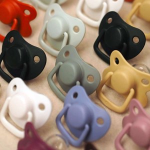 Lot 2 sucettes silicone anatomiques