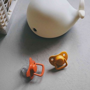 Lot 2 sucettes anatomique silicone 6m+