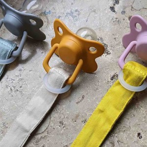 Lot 2 sucettes anatomique silicone 6m+