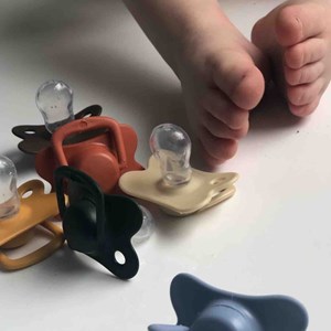 Lot 2 sucettes anatomique silicone 6m+